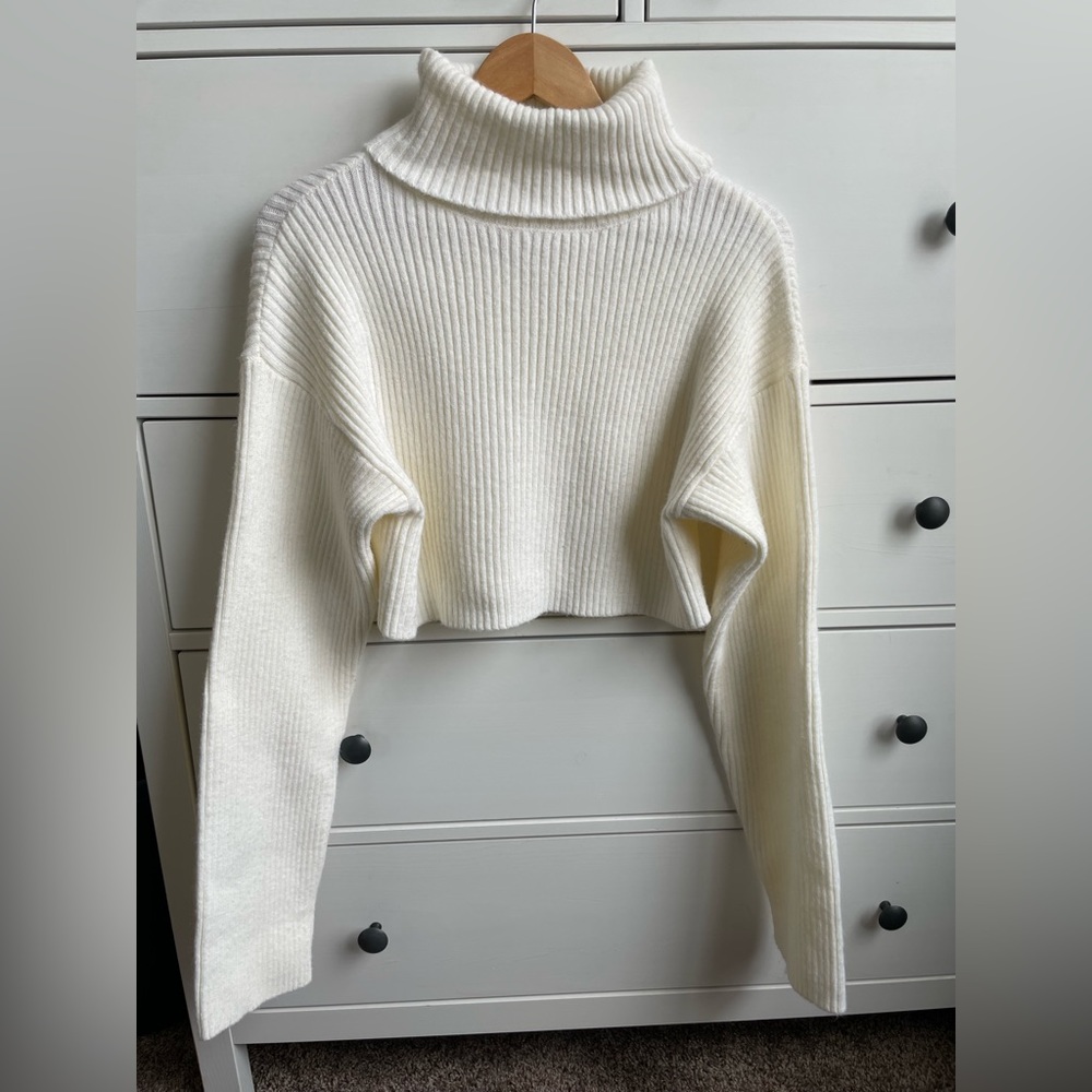 Thick White Cropped Turtleneck Sweater (Size 4)
